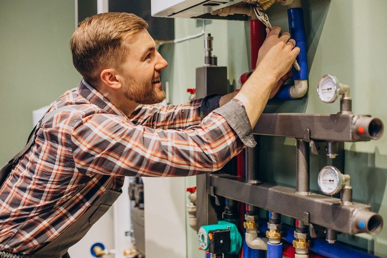 Handwerker im Heizungskeller